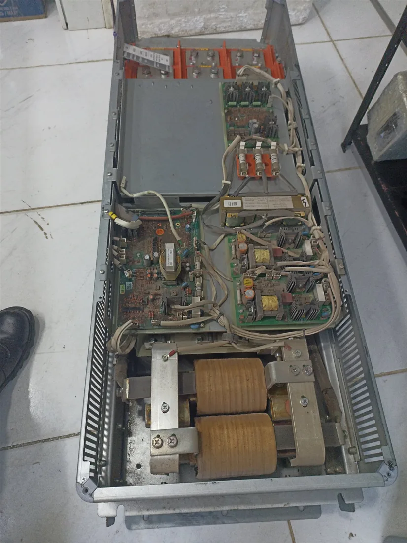 Equipamento aberto em bancada